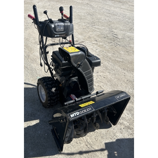 MTD GOLD 28 INCH SNOW BLOWER - MIN USE - WORKING