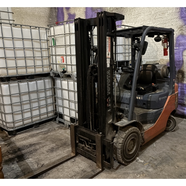 TOYOTA PROPANE FORKLIFT 8FGU 18 MODEL - TRIPLE MAST W/ SIDESHIFT