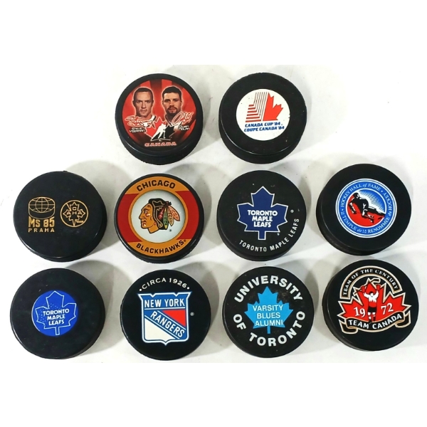 LOT OF 10 - HOCKEY PUCKS - TORONTO MAPLE LEAFS, NEW YORK RANGERS, CHICAGO BLACK HAWKS, ETC