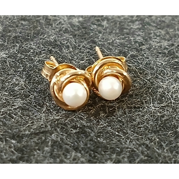 PAIR OF FRESH WATER PEARLS & 14K GOLD STUD EARRINGS