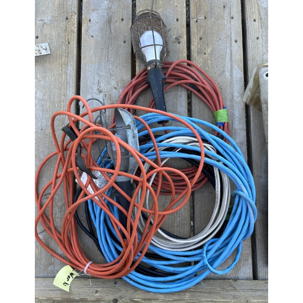 LOT OF 4 - EXT CORDS & TROUBLE LIGHTS