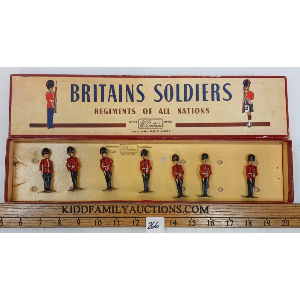 BRITAINS SOLDIERS LEAD FIGURES - NO. 2078 IRISH GUARDS