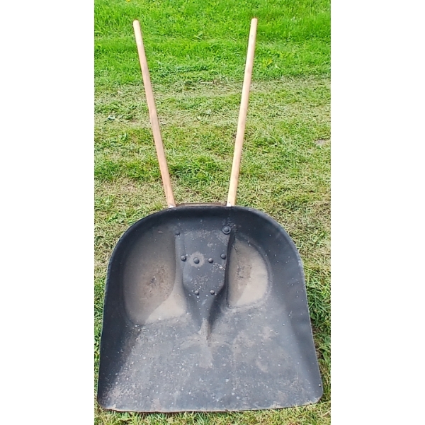 LARGE GRAIN SCOOP ON WHEELS FOR USE ON BOXCARS