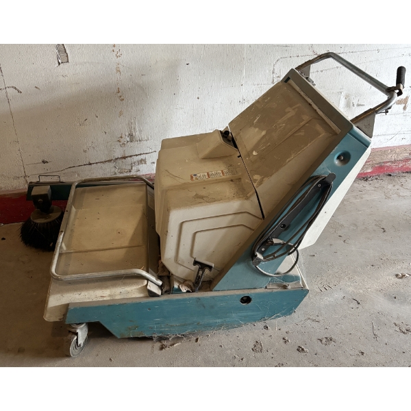 TENNANT SCOUT 37B FLOOR CLEANER