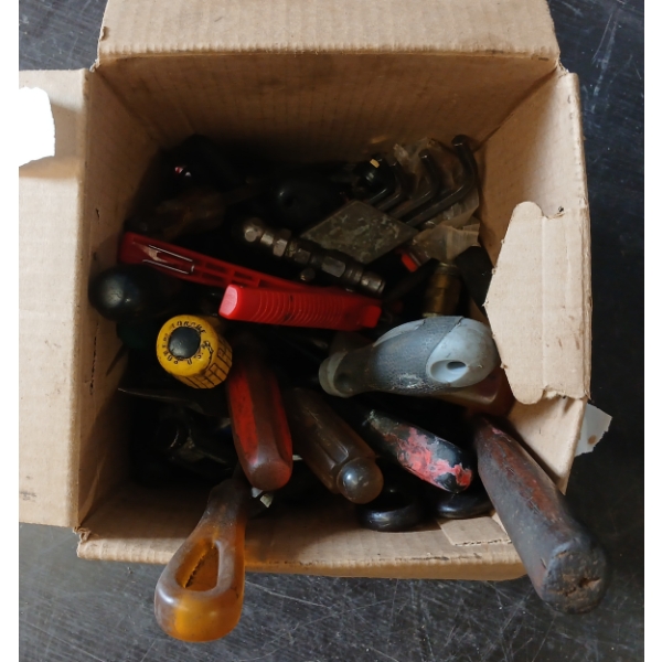 JOB LOT - HAND TOOLS - INCL SCREWDRIVERS, WRENCHES, CHISELS, ETC