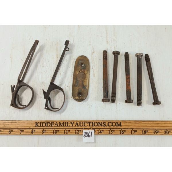 LOT OF 8 - LEE ENFIELD PARTS - INCL BOLTS, TRIGGER PLATES & BRASS BUTT PLATE