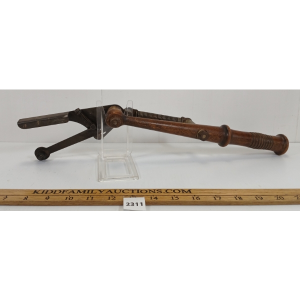 VINTAGE REMINGTON AUTOMATIC HAND TRAP