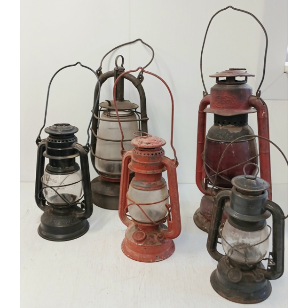 LOT OF 5 - BEACON, BAT, DIETZ & FEUERHAND NO. 25 OIL LANTERNS