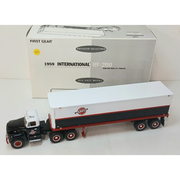 FIRST GEAR WESTERN 1959 INTERNATIONAL RF-200 TRACTOR W/ 35' TRAILER DIECAST MODEL