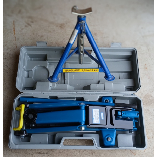 LOT OF 2- 2 TON CAR JACK IN CASE W/ 1.5T JACK STAND