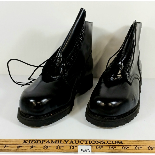 PAIR OF MEN'S VIBRAM MILITARY DRESS BOOTS - AS NEW