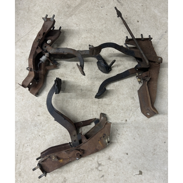 JOB LOT - '58 & '60 & '66 IMPALA CLUTCH & BRAKE PEDAL ASSEMBLIES, HUB CAPS - SEE ALL PICS