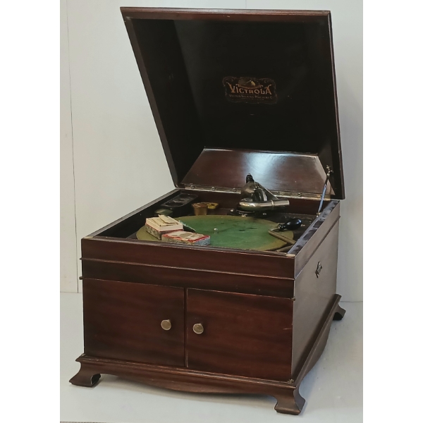 VICTOR VICTROLA PHONOGRAPH MODEL VV-IX W/ NEEDLE TINS