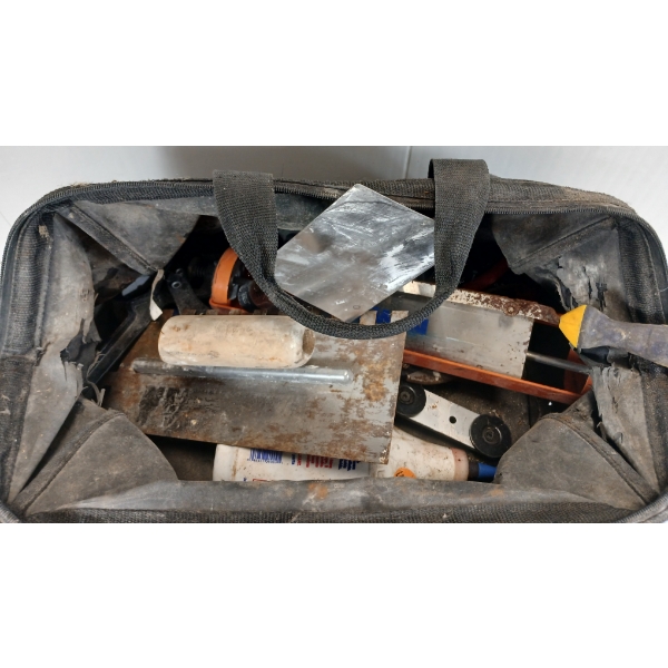 JOB LOT - TOOL BAG W/ ACCESSORIES - INCL PLASTERING PAN, ETC.