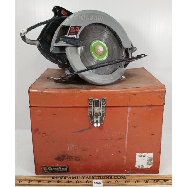 SKILSAW 7-1/4IN CIRCULAR SAW W/ METAL CASE & ACCESS.