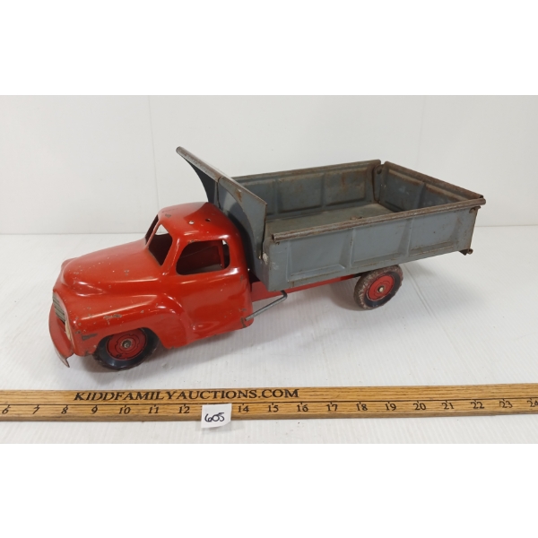 UNMARKED METAL HYDRAULIC DUMP TRUCK