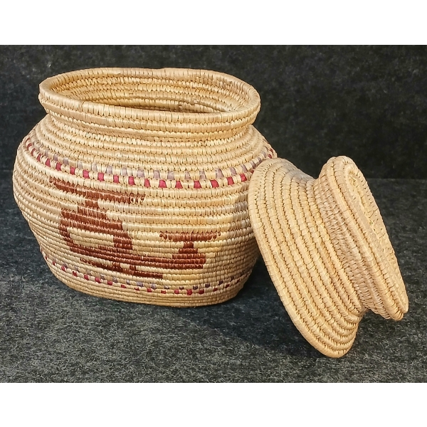 LIDDED GRASS BASKET W/ HELICOPTER PATTERN