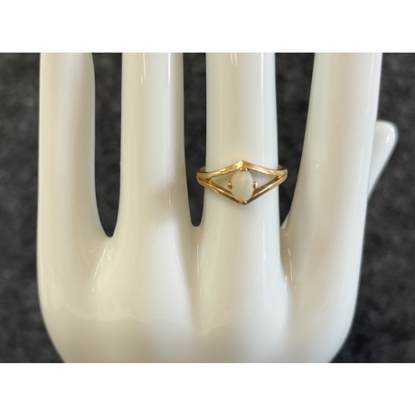 WOMEN'S 10K GOLD RING W/ OPAL