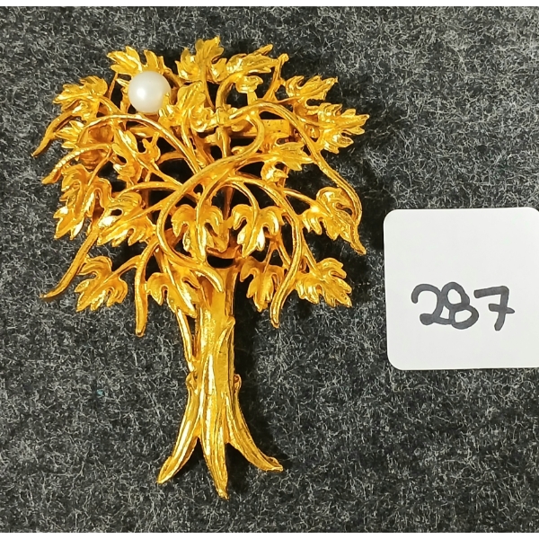 GOLD TONED & CULTURED PEARL BROOCH