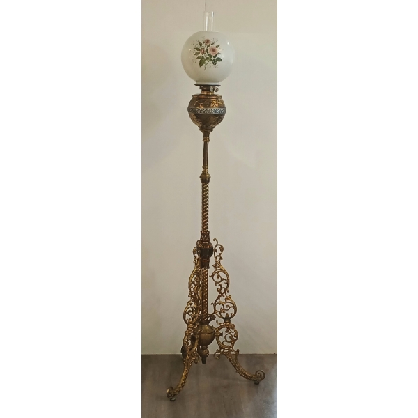 VICTORIAN BRASS PIANO OIL LAMP