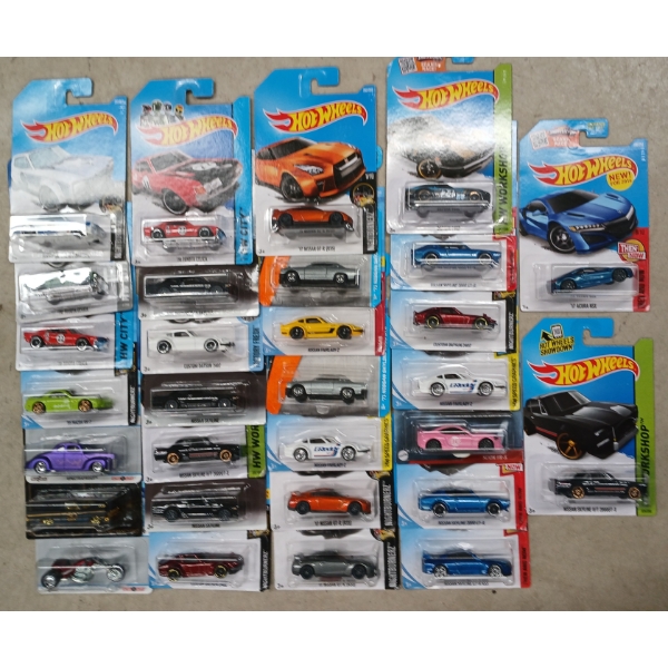 LOT OF 30 - HOTWHEELS - NISSAN SKYLINE H/T 2000GT-X, '70 TOYOTA CELICA, ETC