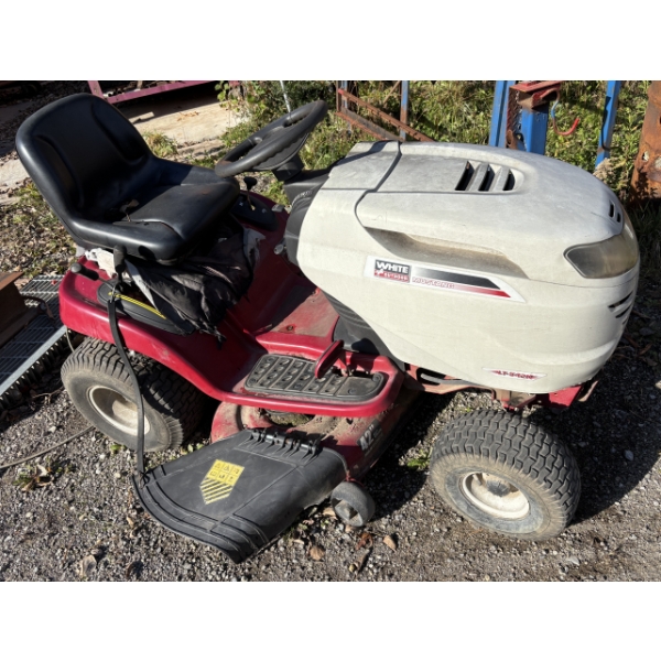 WHITE LAWN TRACTOR - MUSTANG LT542K MODEL