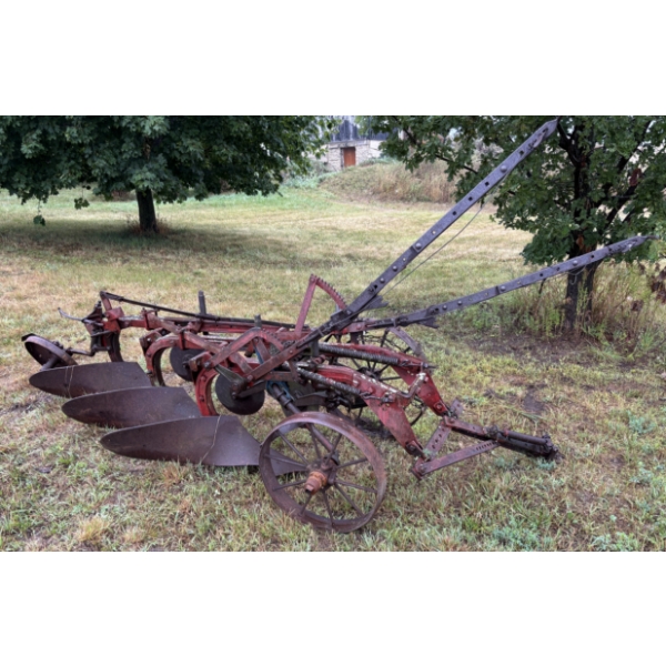 INTERNATIONAL 3 FURROW PLOW - SEMI MOUNT - 12 INCH BOTTOMS