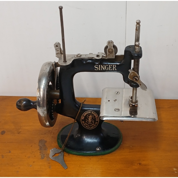 SINGER MODEL 20 MINIATURE SEWING MACHINE
