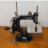 Image 1 : SINGER MODEL 20 MINIATURE SEWING MACHINE