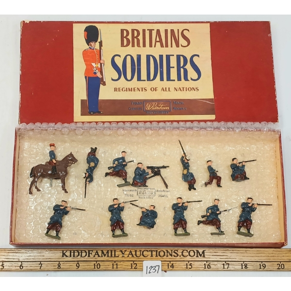 BRITAINS SOLDIERS LEAD FIGURES - NO. 9366 FRENCH FOREIGN LEGION IN ACTION