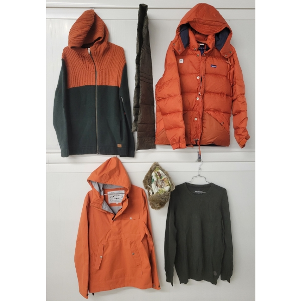 LOT OF 6 - MEN'S MEDIUM JACKETS, HAT, SCARF & SWEATERS - FT PENFIELD, ETC 