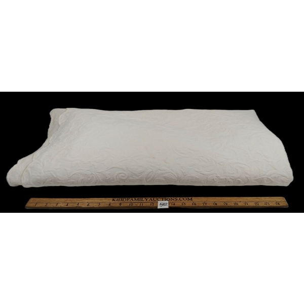 MALACCA COTTON BEDSPREAD W/ SCALLOPED EDGES
