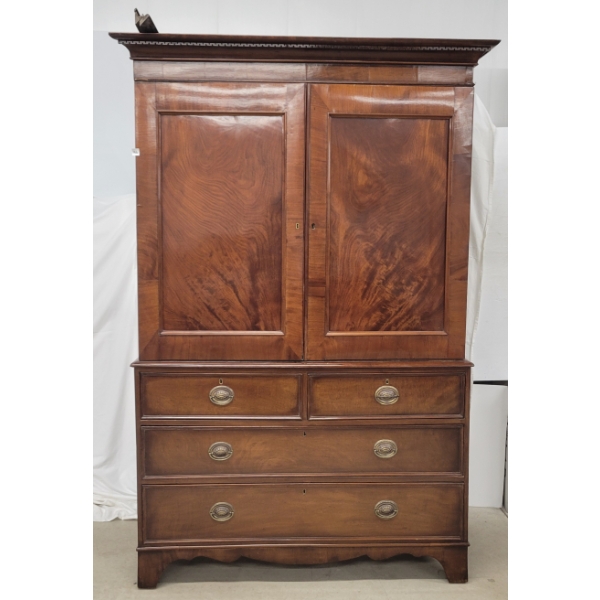 MAHOGANY SHERATON STYLE ENTERTAINMENT UNIT
