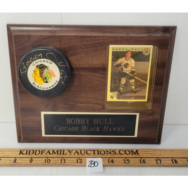 1992 UTC NHL CHICAGO BLACKHAWKS BOBBY HULL HOCKEY CARD & PUCK W/ PLAQUE - SIGNED