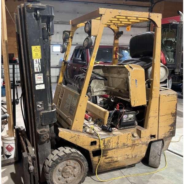 PROPANE TCM FORKLIFT MODEL FCG 25N6 - 3 MAST W/ SIDE SHIFT