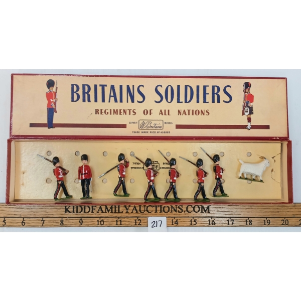 BRITAINS SOLDIERS LEAD FIGURES - NO. 74 THE ROYAL WELCH FUSILIERS
