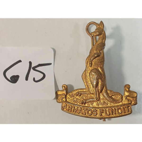 WWII 1ST CDN ARMOURED CARRIER REGIMENT KANGAROO CAP BADGE