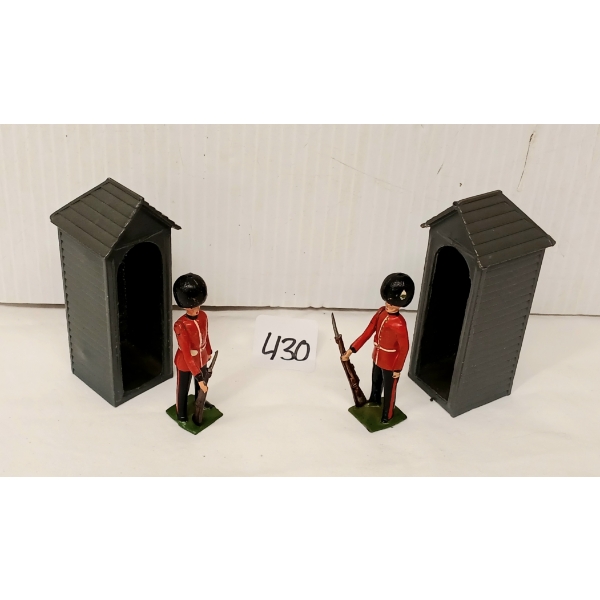 BRITAINS SOLDIERS LEAD FIGURES - NO. 329 2X SCOTS GUARD SENTRY BOX