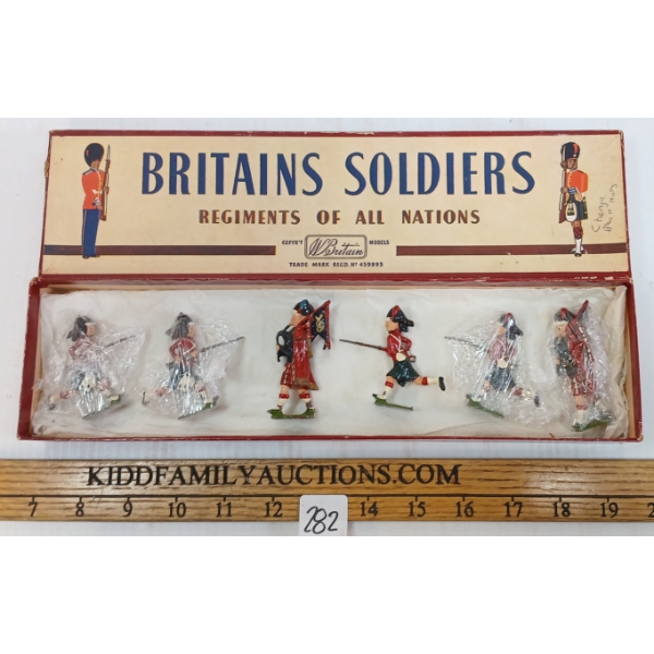 BRITAINS SOLDIERS LEAD FIGURES - NO. 11 THE ROYAL HIGHLANDERS BLACK WATCH
