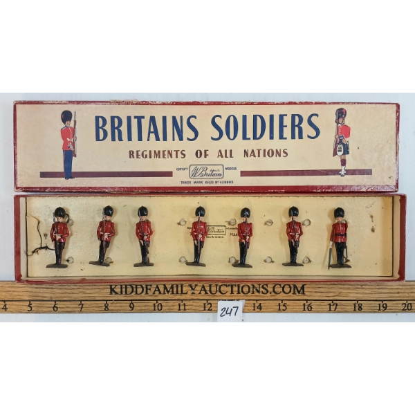 BRITAINS SOLDIERS LEAD FIGURES - NO. 2078 1ST BATALLION IRISH GUARDS