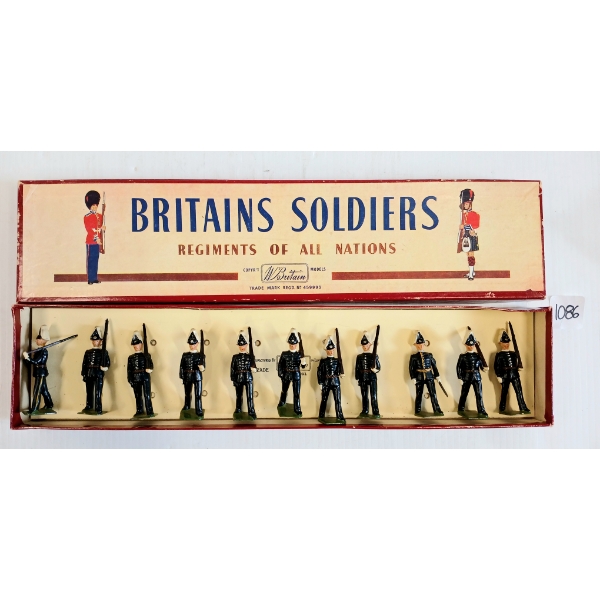 BRITAINS SOLDIERS LEAD FIGURES - NO. 2035 SVEA LIVGARDE 