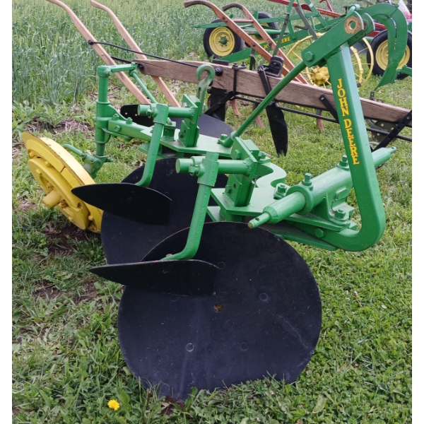 JOHN DEERE 3 PTH 2-BOTTOM DISC PLOW