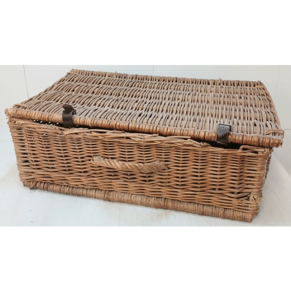 WICKER PICNIC BASKET