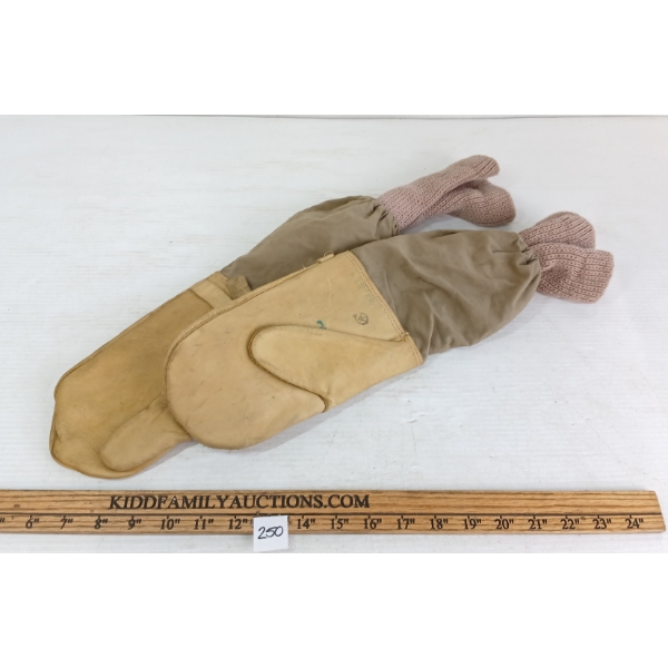 PAIR OF WWII CDN LINED LEATHER MITTENS