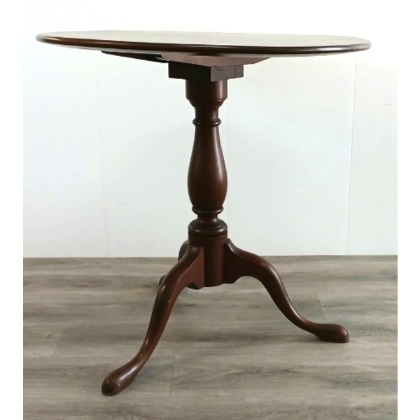 RICHMOND BIGGS WALNUT (?) QUEEN ANNE STYLE TILT TOP ROUND TABLE