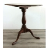 Image 2 : RICHMOND BIGGS WALNUT (?) QUEEN ANNE STYLE TILT TOP ROUND TABLE
