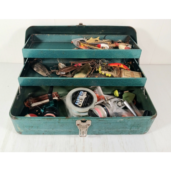 TACKLEBOX W/ CONTENTS - INCL LURES