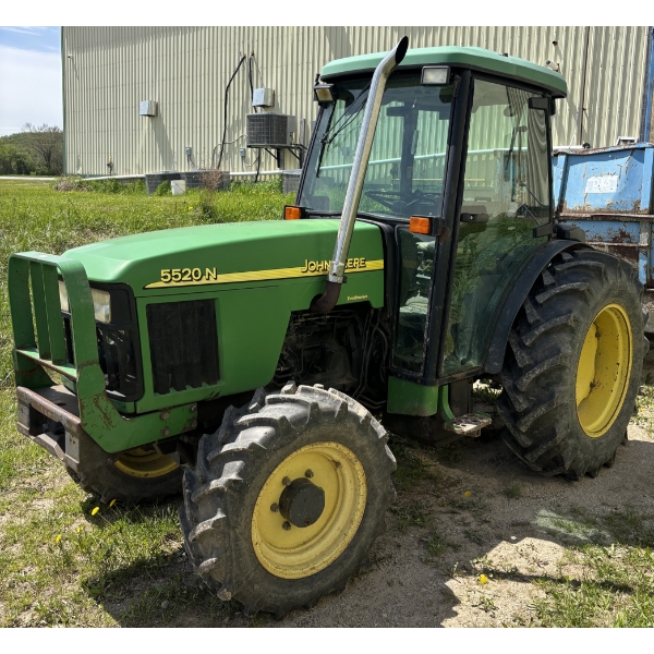 JOHN DEERE 5520N TRACTOR 4486 HRS - 4WD - 3 REMOTES