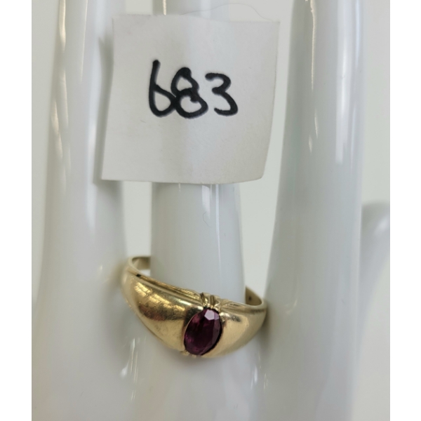 10K GOLD RING W/ RUBY(?)