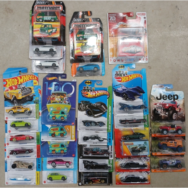 LOT OF 30 - HOTWHEELS / MATCHBOX - PORSCHE 911 CARRERA, '61 JAGUAR E-TYPE COUPE, ETC